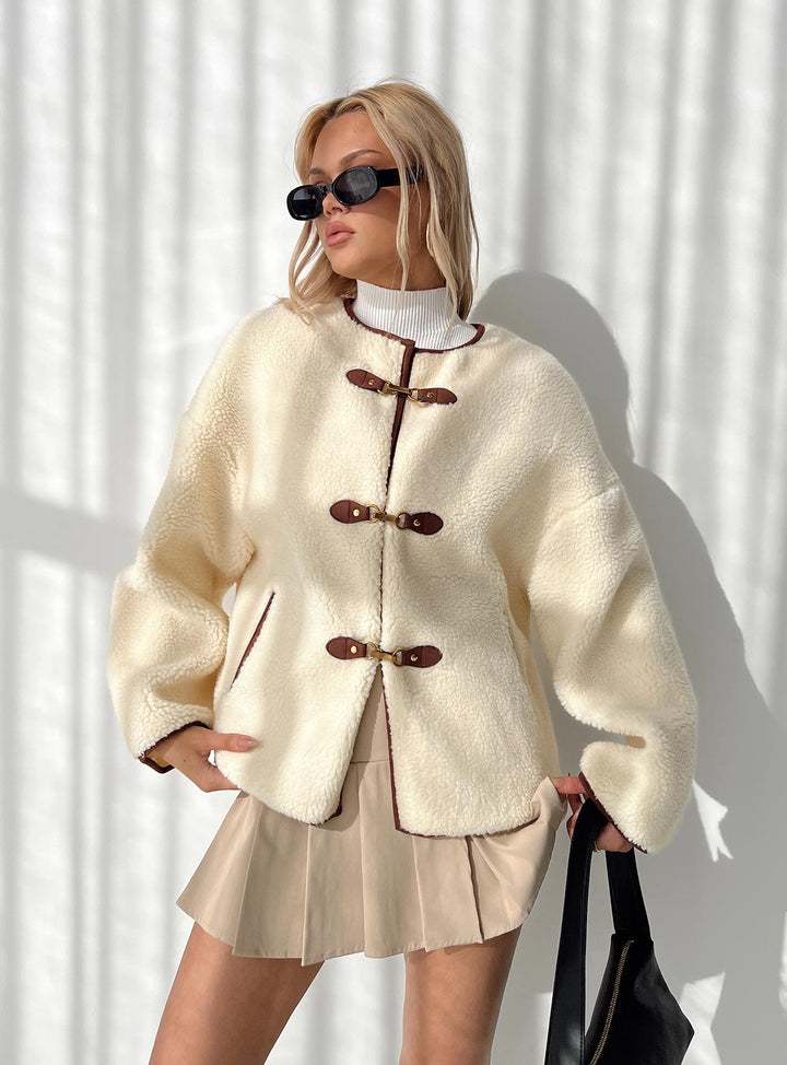 Joeylyn | Women’s oversized teddy coat with contrast detail and clasp closure