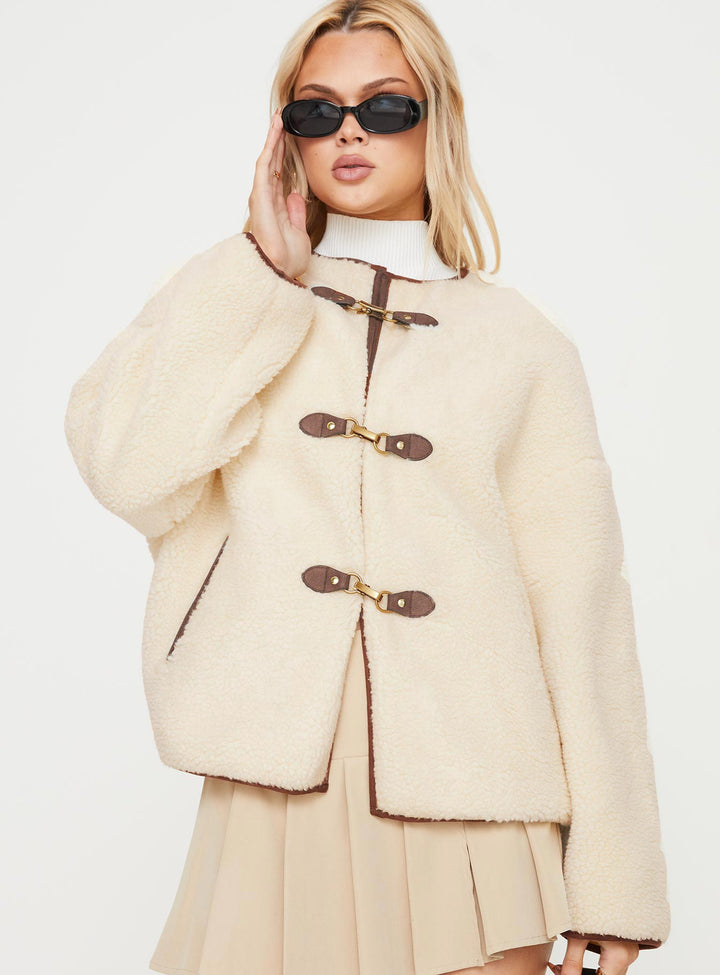 Joeylyn | Women’s oversized teddy coat with contrast detail and clasp closure