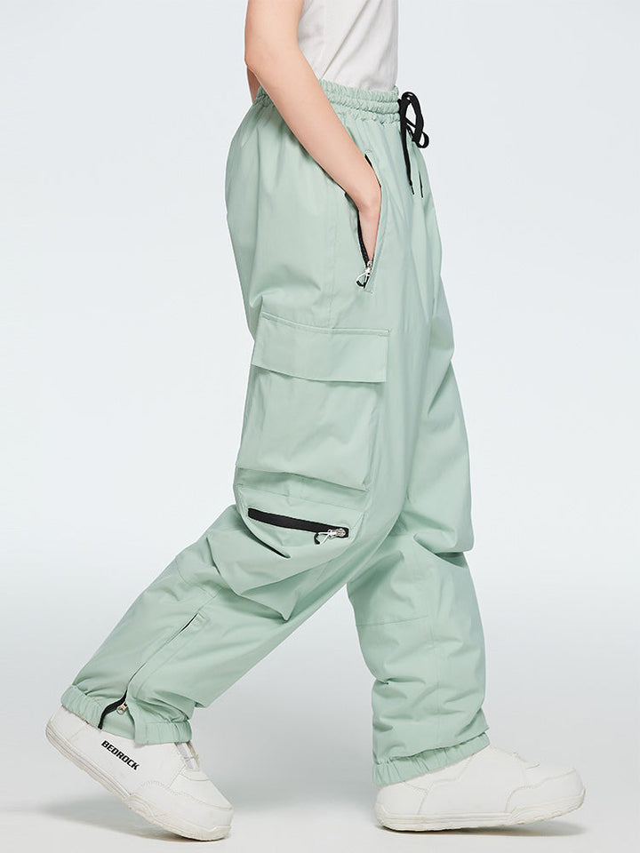Arlenne | Women’s cargo snow pants with baggy mountain-ready shaping