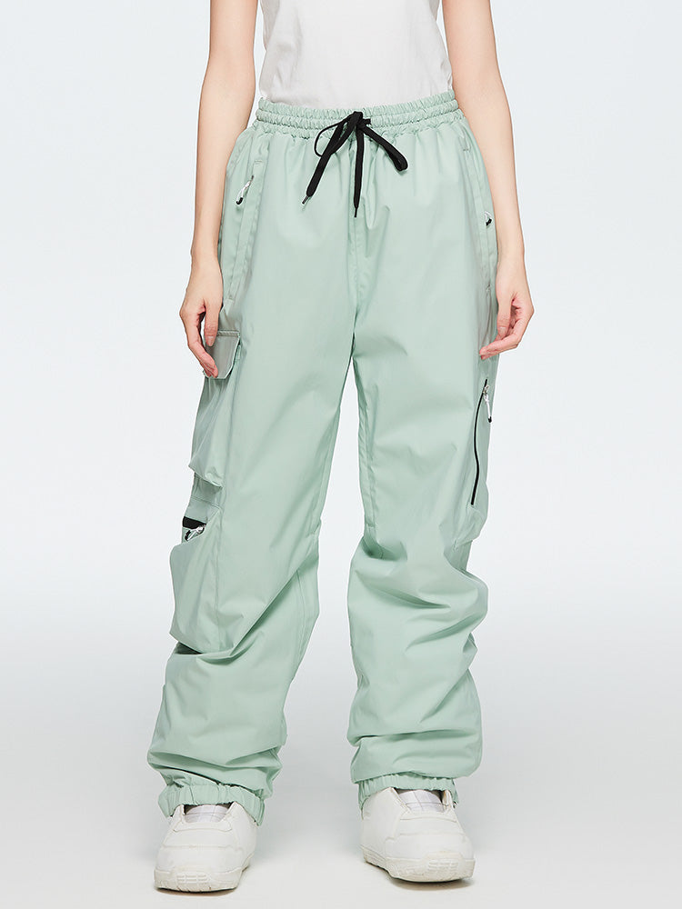 Arlenne | Women’s cargo snow pants with baggy mountain-ready shaping