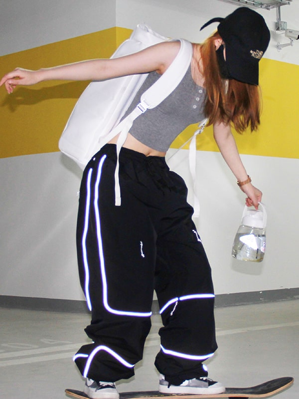 Cadenza | Women’s baggy snow pants with reflective detailing and multi-pocket shaping