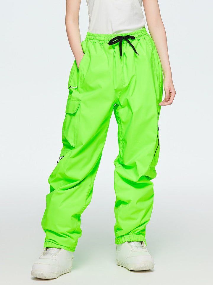 Arlenne | Women’s cargo snow pants with baggy mountain-ready shaping