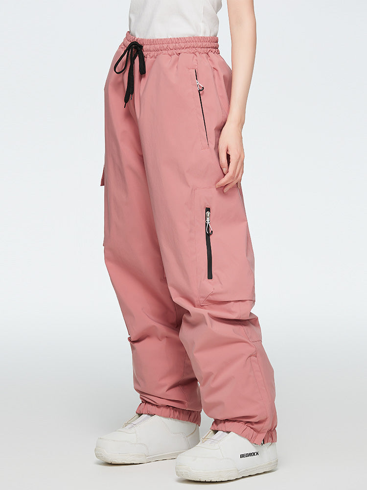 Arlenne | Women’s cargo snow pants with baggy mountain-ready shaping