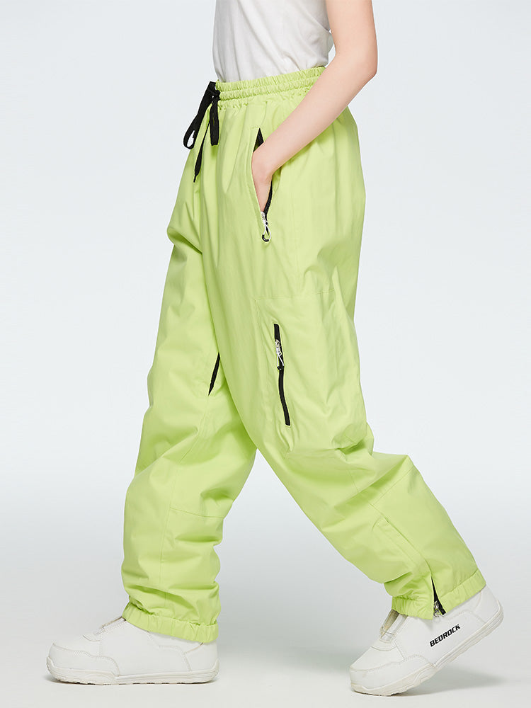 Arlenne | Women’s cargo snow pants with baggy mountain-ready shaping