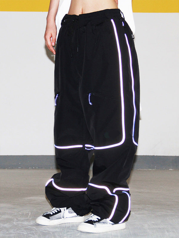 Cadenza | Women’s baggy snow pants with reflective detailing and multi-pocket shaping
