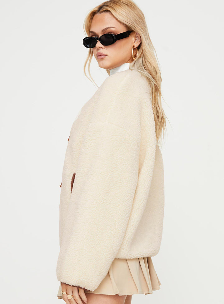Joeylyn | Women’s oversized teddy coat with contrast detail and clasp closure