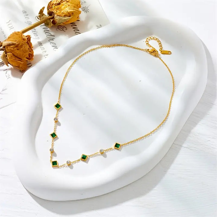 Amaia | Women’s necklace with emerald green stones and gold finish