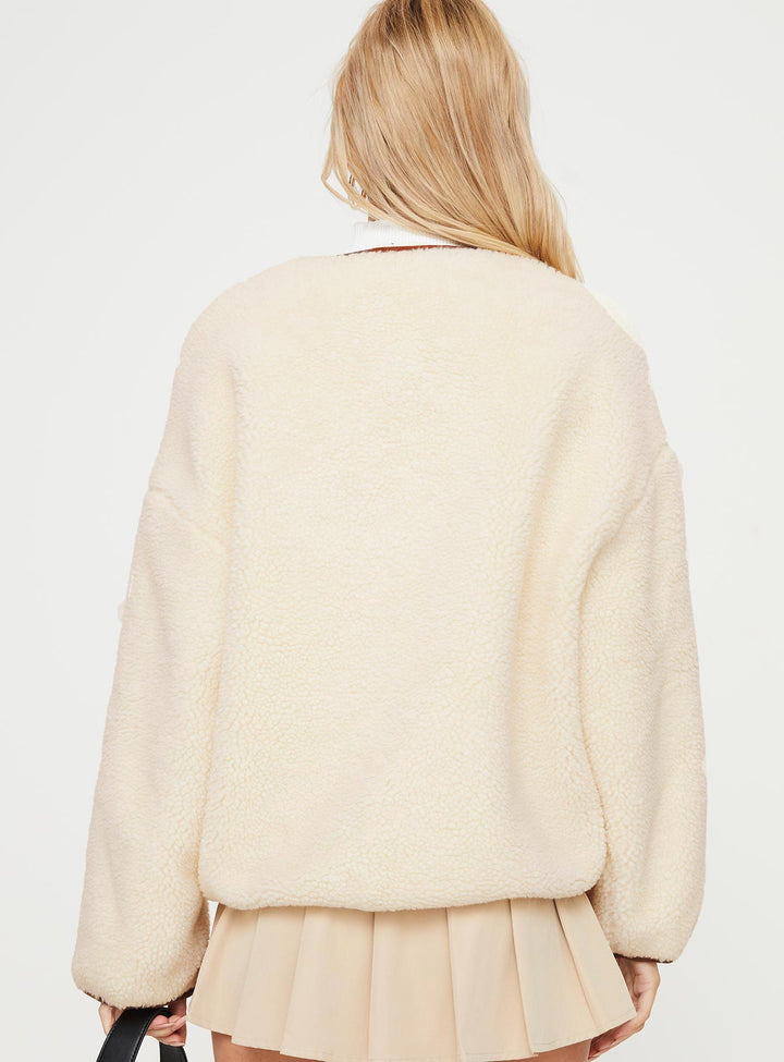 Joeylyn | Women’s oversized teddy coat with contrast detail and clasp closure