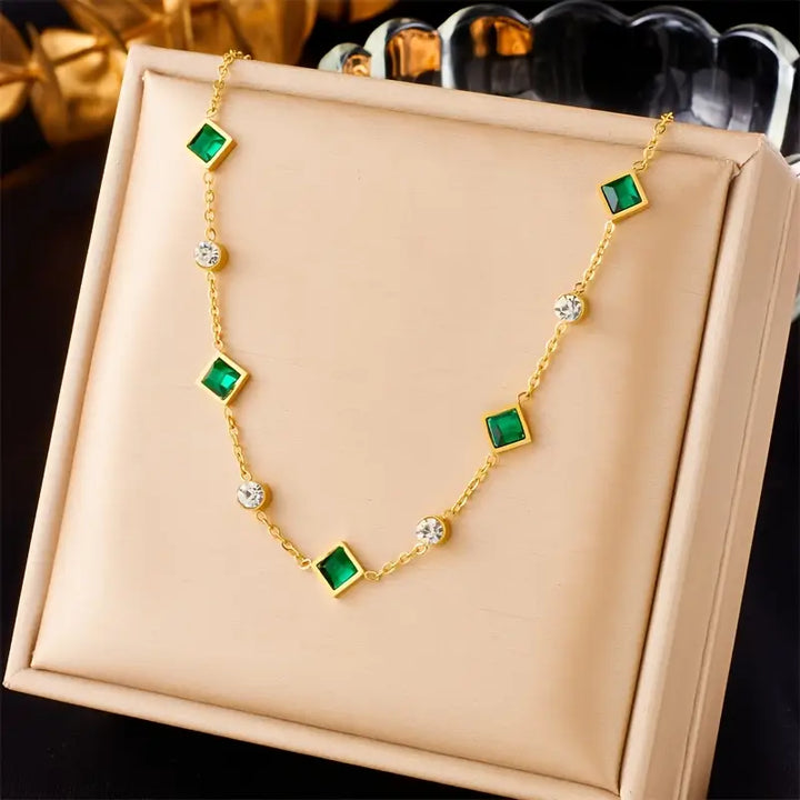 Amaia | Women’s necklace with emerald green stones and gold finish