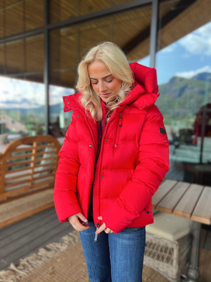 Corinelle | Women’s short hooded jacket with a structured water-resistant silhouette