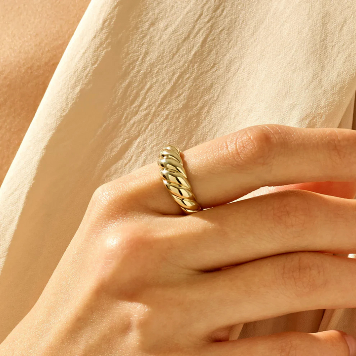 Beca | Women’s twisted gold ring with sculpted band