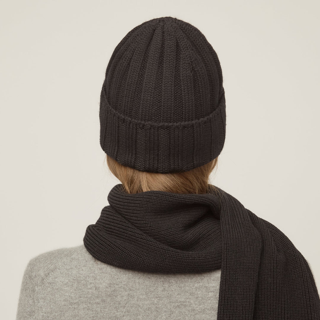 Rivina | Women’s chunky rib-knit beanie with a defined seasonal silhouette