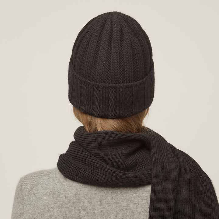 Rivina | Women’s chunky rib-knit beanie with a defined seasonal silhouette