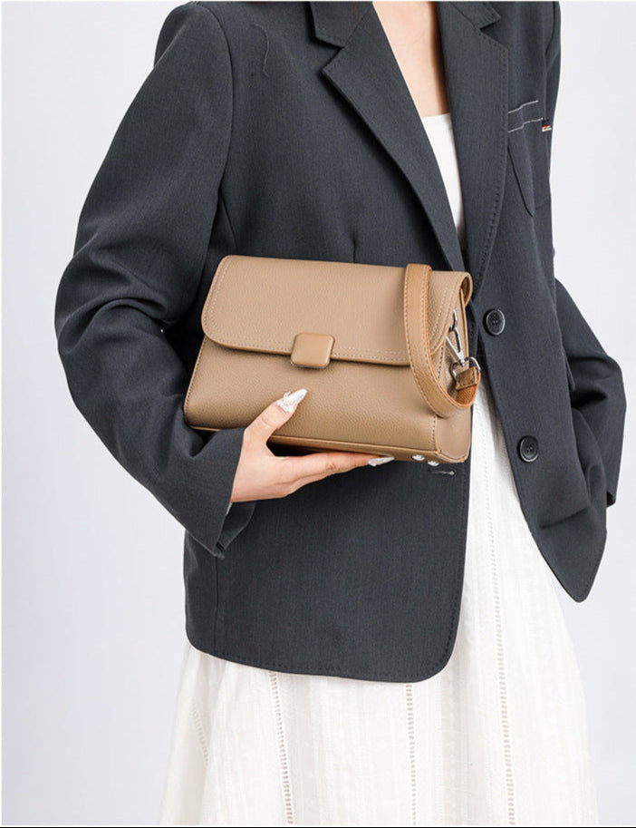 Kimmy | Women’s shoulder bag with structured design and adjustable strap