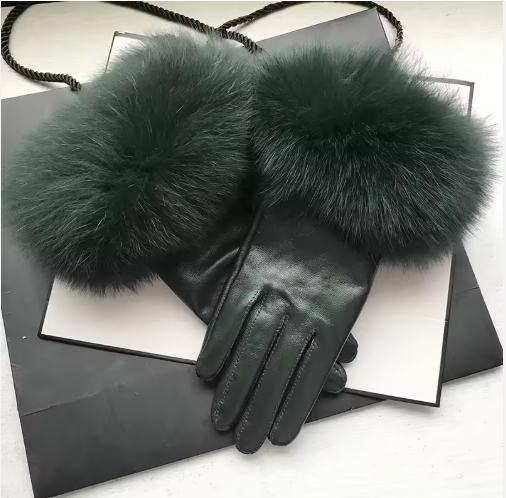Evonie | Women’s winter gloves with a sleek finish and dramatic cuff detail