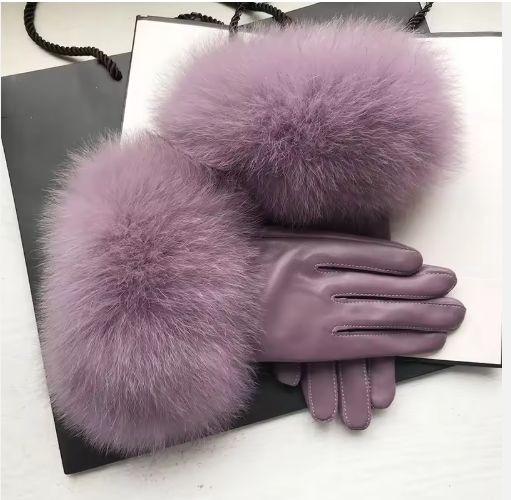 Evonie | Women’s winter gloves with a sleek finish and dramatic cuff detail