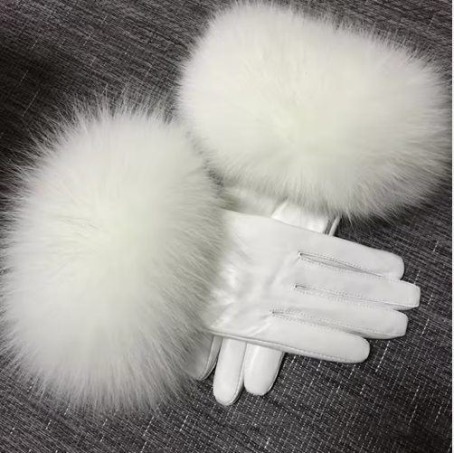 Evonie | Women’s winter gloves with a sleek finish and dramatic cuff detail