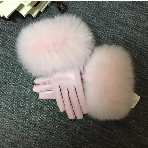 Evonie | Women’s winter gloves with a sleek finish and dramatic cuff detail