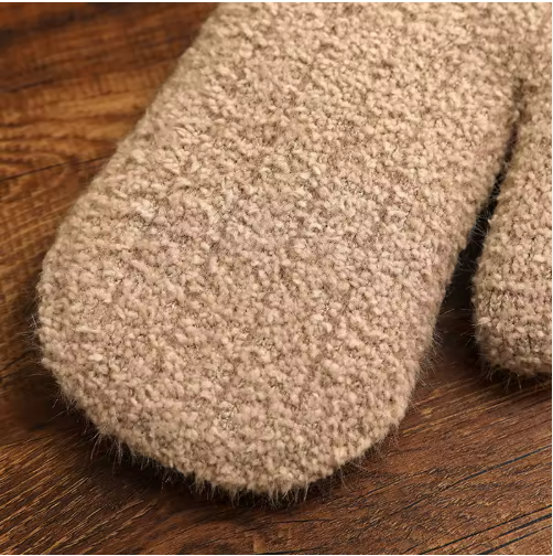 Kennael | Women’s plush knit gloves with a soft textured silhouette