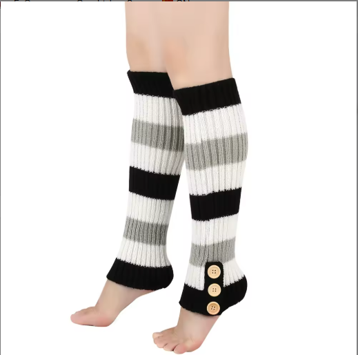 Saevyn | Women’s knitted striped leg warmers with a soft, seasonal profile