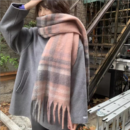 Ashana | Women’s checkered winter scarf with a soft, warm seasonal profile