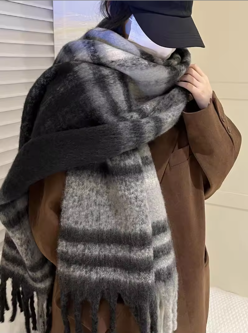 Ashana | Women’s checkered winter scarf with a soft, warm seasonal profile