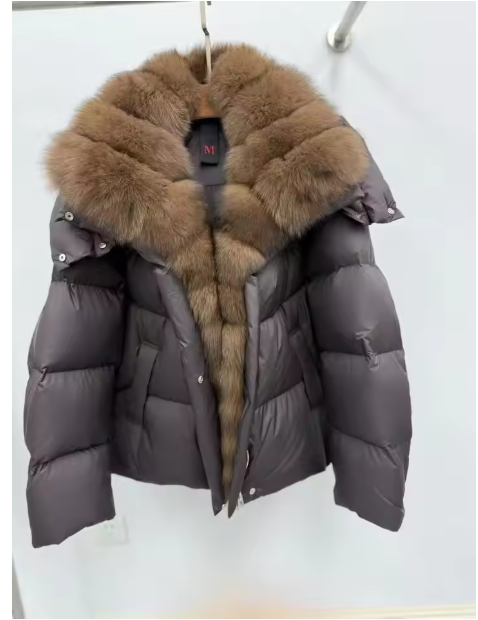 Vyrle | Women’s down jacket with detachable sleeves and a structured fur-style collar