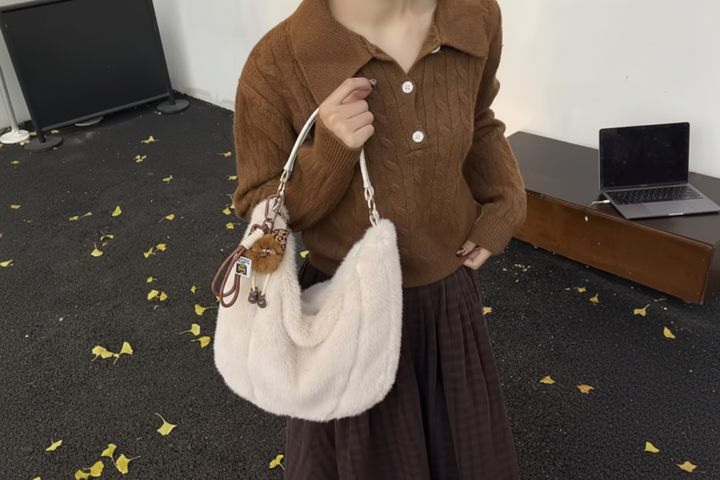 Selvar | Women’s large-capacity furry tote with a simple winter-ready profile