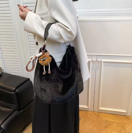 Selvar | Women’s large-capacity furry tote with a simple winter-ready profile