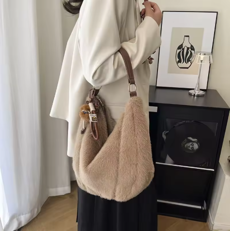 Selvar | Women’s large-capacity furry tote with a simple winter-ready profile