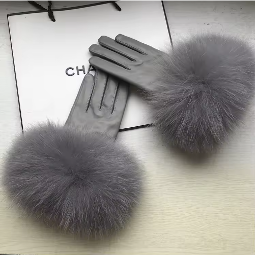 Evonie | Women’s winter gloves with a sleek finish and dramatic cuff detail