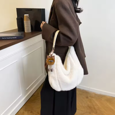 Selvar | Women’s large-capacity furry tote with a simple winter-ready profile