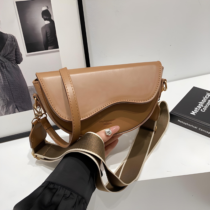 Amayya | Women's minimalist saddle bag with magnetic flap