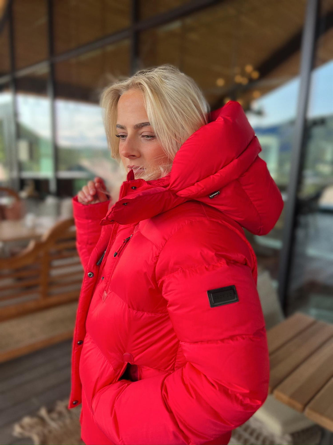 Corinelle | Women’s short hooded jacket with a structured water-resistant silhouette