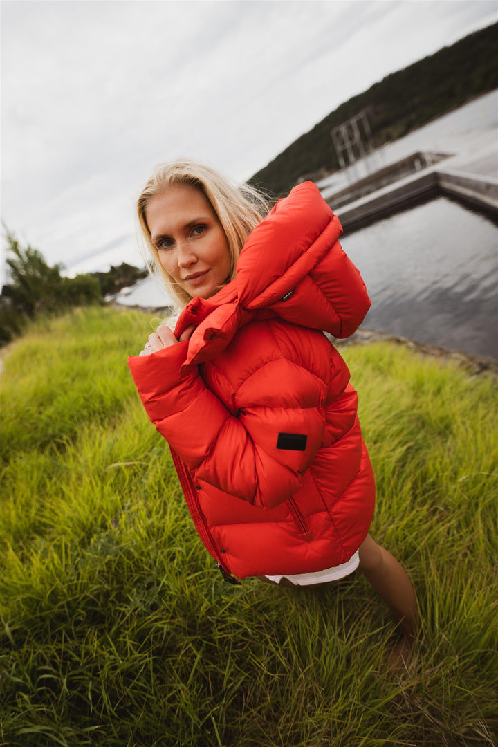 Corinelle | Women’s short hooded jacket with a structured water-resistant silhouette