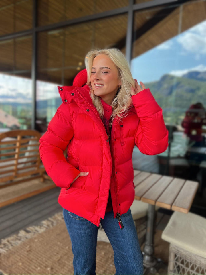 Corinelle | Women’s short hooded jacket with a structured water-resistant silhouette