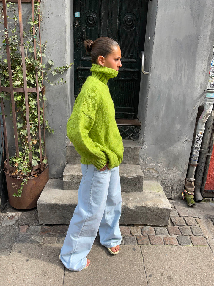 Quinn | Women’s turtleneck with ribbed hem design